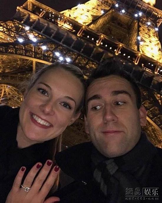 《哈利波特》納威訂婚 巴黎鐵塔下求婚女友成功 《哈利波特》納威訂婚 巴黎鐵塔下求婚女友成功