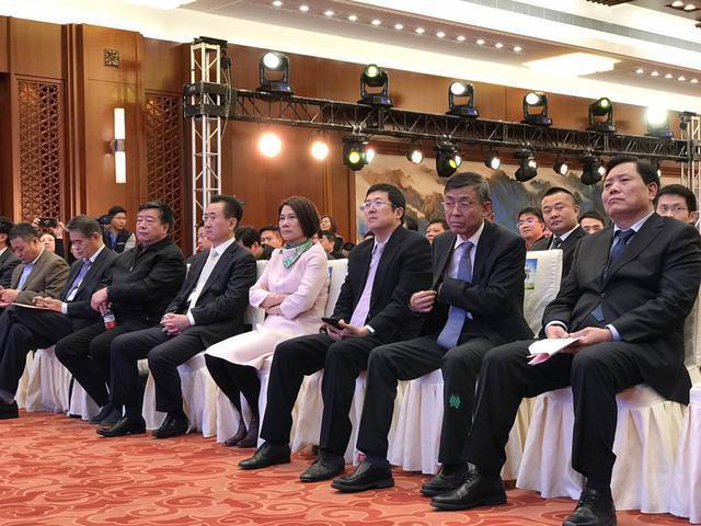 董明珠在現(xiàn)場演講時表示，她愿意拿她所有的資產(chǎn)投入到珠海銀隆里。據(jù)悉，同時與珠海銀隆原始股東共同簽署增資協(xié)議的，還有董明珠個人及北京燕趙匯金國際投資有限責(zé)任公司、大連萬達集團股份有限公司、江蘇京東邦能投資管理有限公司等3家知名企業(yè)，5家單位或個人共同增資30億，獲得珠海銀隆22.388%的股權(quán)。