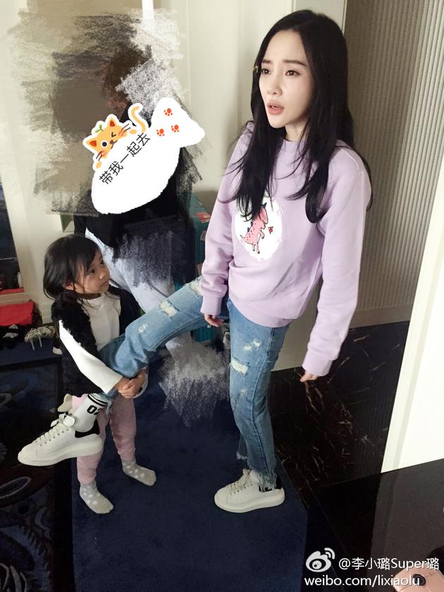 甜馨巧妙回答阿姨問話 網(wǎng)友:段子手已上線 甜馨巧妙回答阿姨問話 網(wǎng)友:段子手已上線