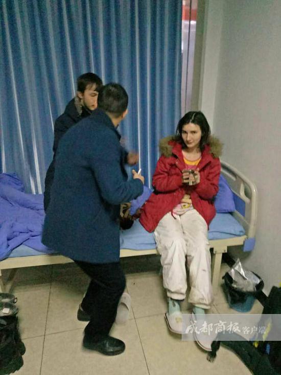 王利鑫說(shuō)，醫(yī)院工作人員考慮到他們遠(yuǎn)道而來(lái)，于是給他們倒上熱水，并試圖打手勢(shì)交流。但費(fèi)了好大勁，也沒(méi)辦法搞明白對(duì)方的情況，只好向社區(qū)民警求助。翠屏區(qū)西城派出所兩位民警迅速趕到，但雙方仍然語(yǔ)言不通，無(wú)法交流。民警見(jiàn)兩名年輕人并無(wú)惡意，只好離開(kāi)了。折騰到晚上10點(diǎn)左右，還是沒(méi)辦法溝通。而醫(yī)院作為醫(yī)療機(jī)構(gòu)，又不能留宿不明來(lái)歷的外國(guó)人。王利鑫只好帶著懂英語(yǔ)的女婿趕到，交流得知對(duì)方是一對(duì)來(lái)自俄羅斯的小夫妻?！八麄冋f(shuō)到中國(guó)‘窮游’，打算從成都到昆明，結(jié)果坐順風(fēng)車(chē)來(lái)到了宜賓，卻沒(méi)錢(qián)住賓館?！蓖趵胃嬖V成都商報(bào)客戶端記者，兩個(gè)年輕人不懂漢語(yǔ)，正好看到中山醫(yī)院標(biāo)識(shí)，就闖進(jìn)來(lái)打算求宿一晚。