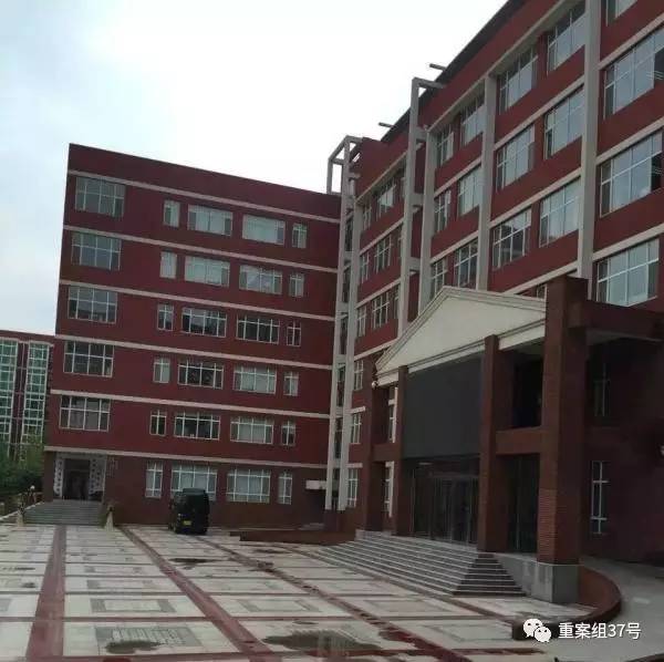 17歲高中男生教室里掐死女同學(xué)，被訴故意殺人和強(qiáng)奸