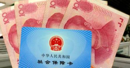 從今年1月1日開(kāi)始，原有的失業(yè)保險(xiǎn)費(fèi)率是1.5%的有22個(gè)省份，包括新疆生產(chǎn)建設(shè)兵團(tuán)，可以在確保失業(yè)保險(xiǎn)金按時(shí)足額發(fā)放、穩(wěn)崗補(bǔ)貼順利實(shí)施的基礎(chǔ)上，可以降低0.5個(gè)百分點(diǎn)。個(gè)人的費(fèi)率不超過(guò)單位的費(fèi)率。