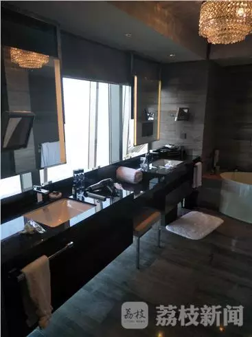 何女士表示無(wú)意中看到淋浴間外側(cè)的玻璃映射出幾個(gè)人影。