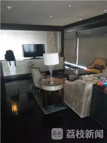 何女士稱當(dāng)時(shí)自己正在換衣服，順眼看了一下窗外，就看到了幾個(gè)人影，其中一個(gè)人拿著手機(jī)，三個(gè)男的朝這邊望。何女士表示，剛開始還以為是出現(xiàn)了幻覺(jué)，后來(lái)發(fā)現(xiàn)，玻璃中的映射人影就是隔壁房間的住客。