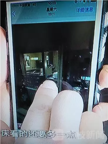 酒店前廳負(fù)責(zé)人李經(jīng)理：我們?nèi)ピ儐?wèn)過(guò)，警察也詢問(wèn)過(guò)，警察有錄音，他說(shuō)他沒(méi)有錄像，第一個(gè)人說(shuō)肯定沒(méi)有錄像，第二個(gè)人沒(méi)有口頭保證。對(duì)于何女士反映的晚間玻璃外墻變成“鏡子”反光的情況子。負(fù)責(zé)人表示，在客人入住酒店的時(shí)候，酒店工作人員一般會(huì)對(duì)客人進(jìn)行提醒，要求客人將房間的窗紗全部關(guān)閉，不過(guò)這一說(shuō)法卻遭到了何女士的否認(rèn)。酒店前廳負(fù)責(zé)人李經(jīng)理稱，這個(gè)雙層玻璃的設(shè)計(jì)是環(huán)保設(shè)計(jì)，冬暖夏涼，如果是單層冬天會(huì)非常冷。