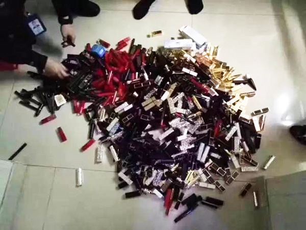 民警搜查出來(lái)的口紅。