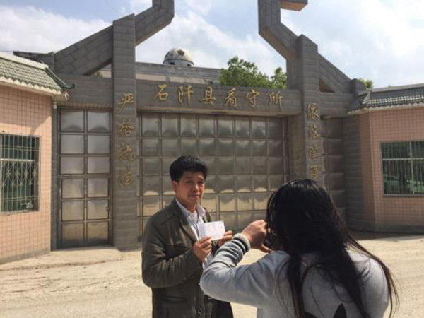 陳全松父親給看守所中的兒子交生活費。