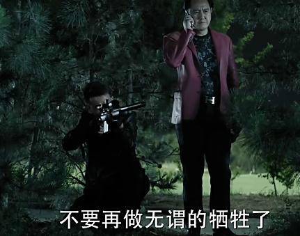 《人民的名義》原著小說(shuō)有這么一段：趙瑞龍要找殺手殺了侯亮平，結(jié)果趙瑞龍的三姐發(fā)話(huà)：侯亮平要是死了趙瑞龍也要死!這就說(shuō)明了大boss趙立春沒(méi)把握在侯死后的各方反應(yīng)中護(hù)住兒子趙瑞龍，因此，這就告訴了讀者，侯亮平的背景絕對(duì)不比趙立春差!