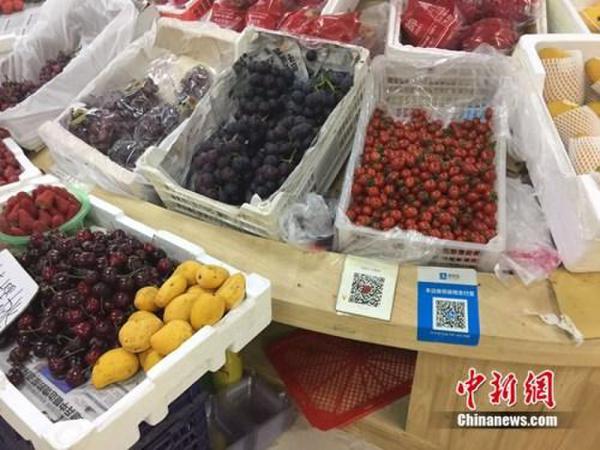 某水果攤，收款二維碼貼在顯眼位置。中新網(wǎng) 吳濤 攝