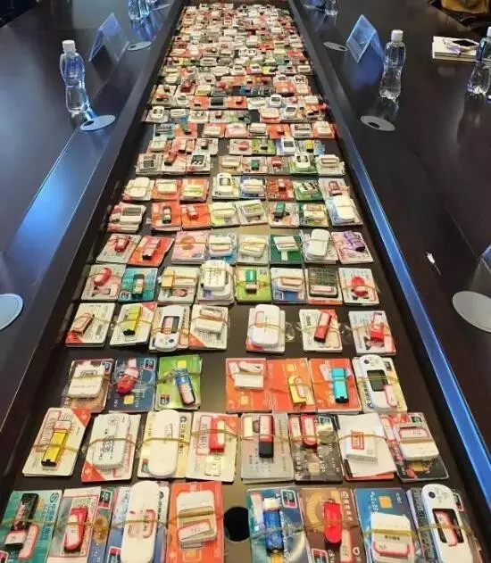 神秘土豪34歲賬上8000萬(wàn) 取錢還戴人皮面具 神秘土豪34歲賬上8000萬(wàn) 取錢還戴人皮面具