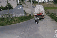 男子遭大貨車(chē)碾壓致死 監(jiān)控還原其生前最后10秒