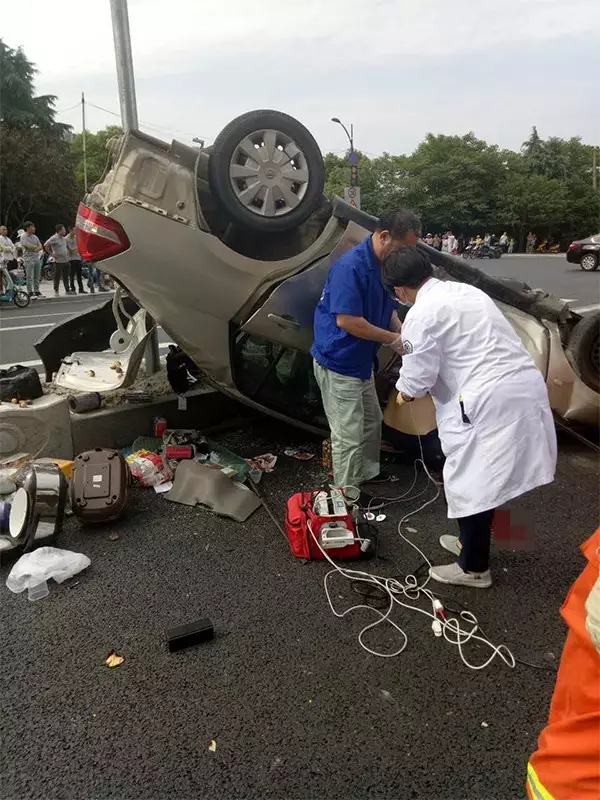 不值！小車(chē)四腳朝天司機(jī)身亡 死者只為偷幾罐奶粉