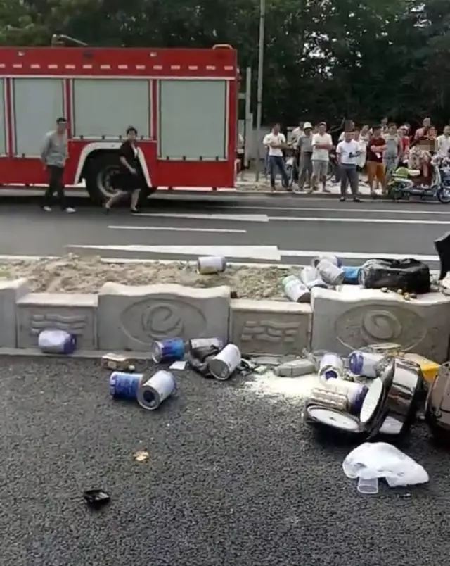 不值！小車(chē)四腳朝天司機(jī)身亡 死者只為偷幾罐奶粉