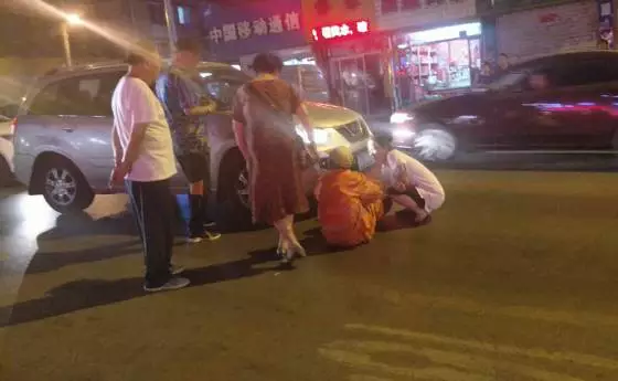 男子當(dāng)眾侮辱環(huán)衛(wèi)工:你是垃圾 信不信我撞死你