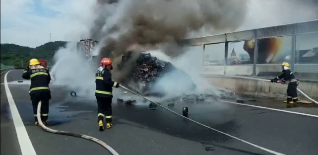一車貨燒光 司機(jī)才知道車?yán)镉?00個滅火器 一車貨燒光 司機(jī)才知道車?yán)镉?00個滅火器