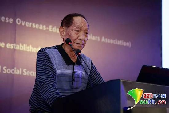 袁隆平院士在第十屆海外高層次人才座談會(huì)暨海外院士青島行“雁棲湖論壇”中發(fā)言。 中國(guó)青年網(wǎng)記者 李拓?cái)z