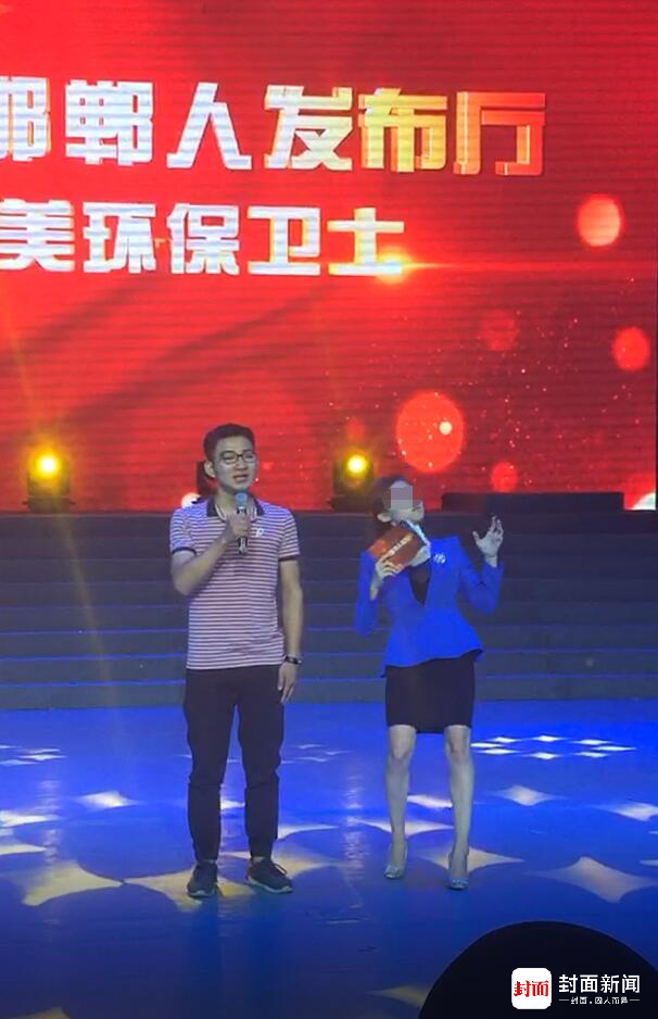 女主持人臺(tái)上突然倒地表情詭異 休息后已上班 女主持人臺(tái)上突然倒地表情詭異 休息后已上班