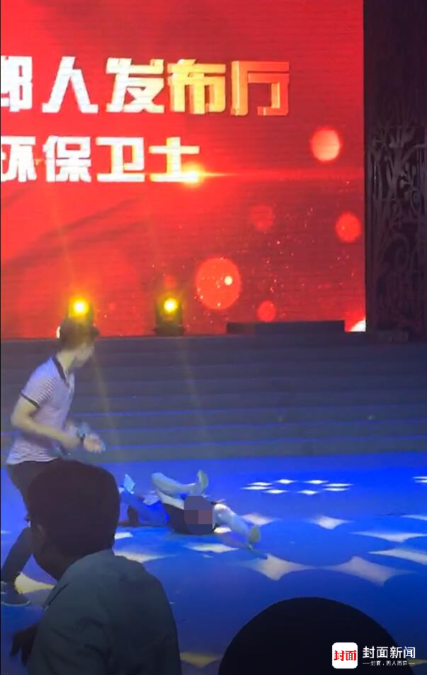 女主持人臺(tái)上突然倒地表情詭異 休息后已上班 女主持人臺(tái)上突然倒地表情詭異 休息后已上班