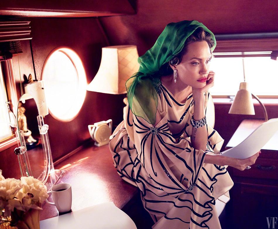 朱莉被診斷患上面神經麻痹 半邊臉會垮 朱莉被診斷患上面神經麻痹 半邊臉會垮