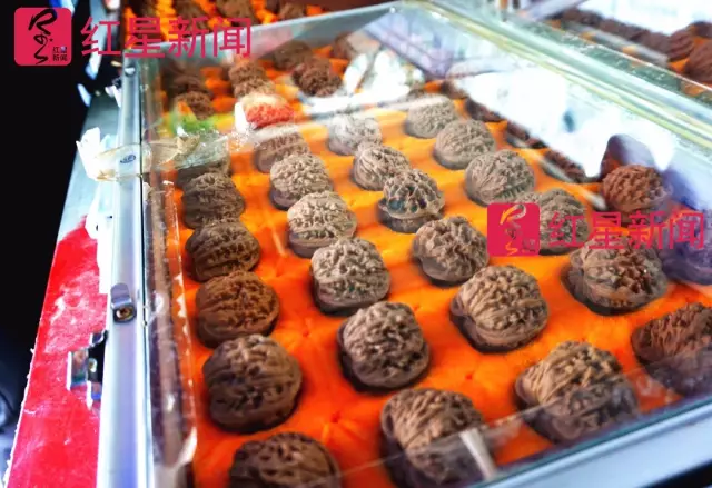 文玩核桃遇冷由幾萬(wàn)一對(duì)降到5元沒(méi)人要？商戶否認(rèn)