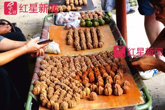 文玩核桃遇冷由幾萬(wàn)一對(duì)降到5元沒(méi)人要？商戶否認(rèn)