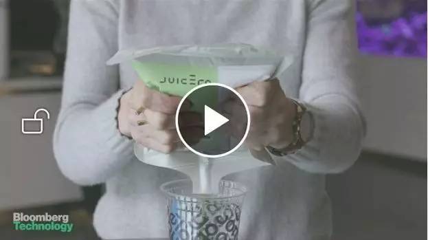 ▲彭博社記者用手?jǐn)D壓果汁袋 ▲彭博社記者用手?jǐn)D壓果汁袋