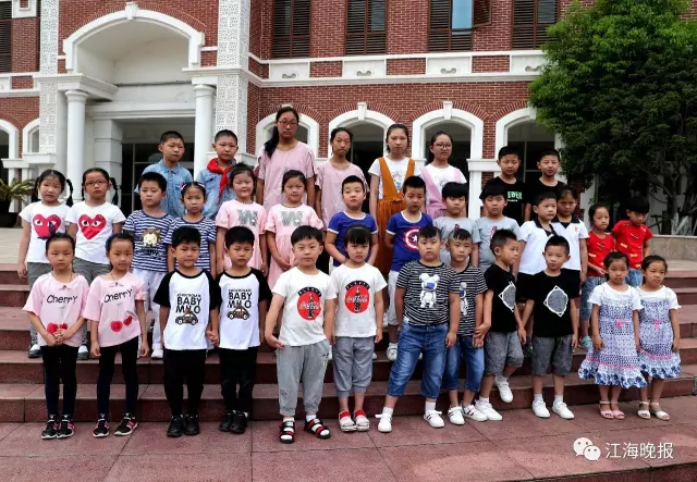  （一年級新生13對雙胞胎和初一新生4對雙胞胎一起合影。）