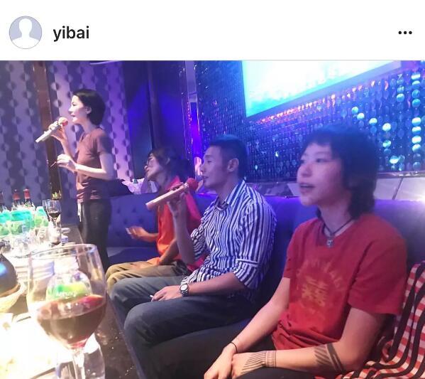 王菲母女跟李榮浩一起唱K,竇靖童的表情亮了