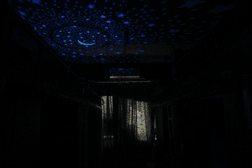 大學(xué)生改造黑科技宿舍：投影鍵盤 會動(dòng)的垃圾桶