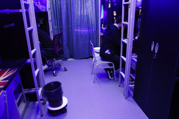 大學(xué)生改造黑科技宿舍：投影鍵盤 會動(dòng)的垃圾桶