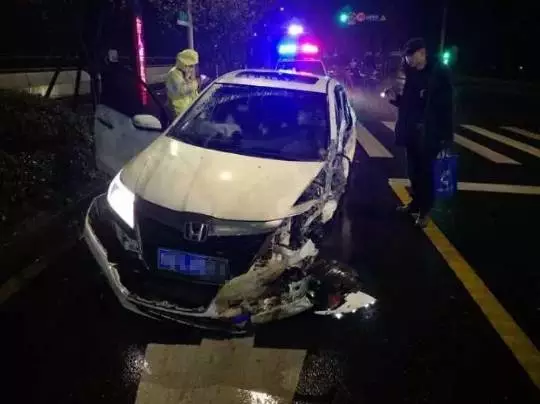 今天凌晨，杭州一對(duì)環(huán)衛(wèi)工夫婦被車撞進(jìn)錢塘江