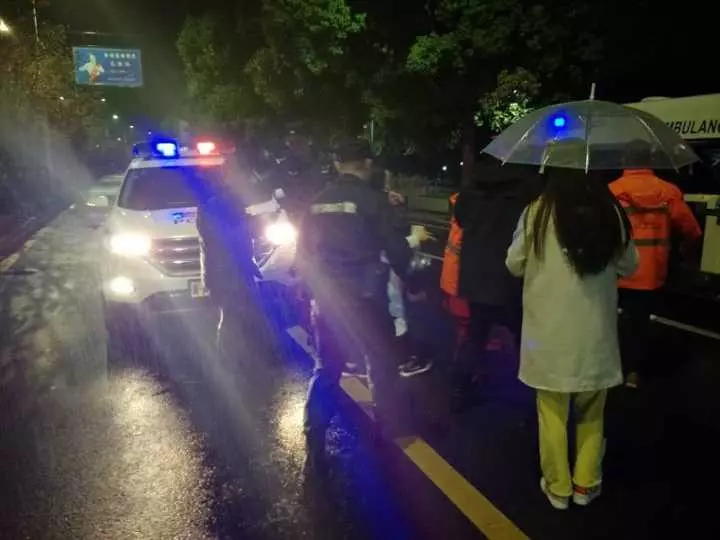 今天凌晨，杭州一對(duì)環(huán)衛(wèi)工夫婦被車撞進(jìn)錢塘江