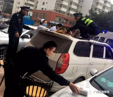 ▲女子跌落至一面包車車頂，民警和醫(yī)護(hù)人員將其救下。