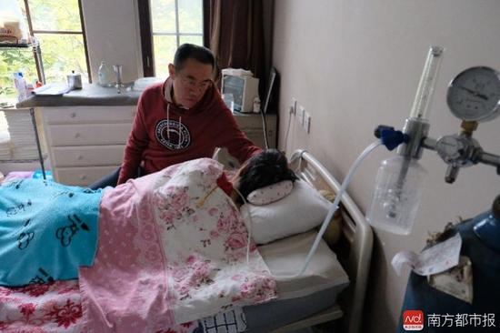 氧氣的轟隆聲，一刻不停地在這個家里“吵”了九年多。（羅逸爵 攝）