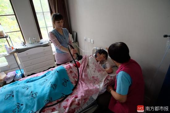 每次排痰，張津華就會癲癇發(fā)作，這是她腦部僅有的電信號。（羅逸爵 攝）