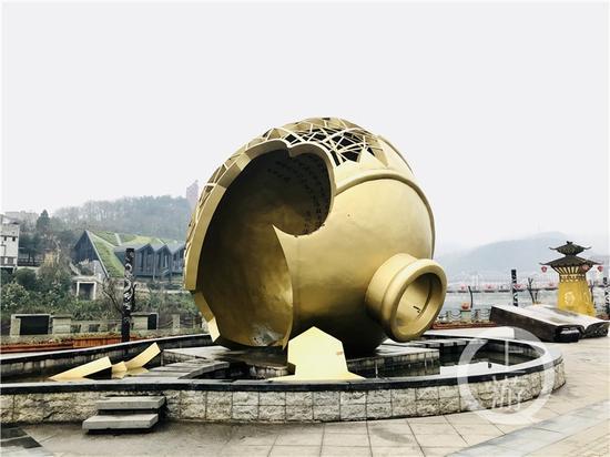 △茅臺鎮(zhèn)1915廣場著名的“壇碎”雕塑。