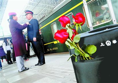 鐵路夫妻8天見一面 他們的團(tuán)圓掐著指頭計算