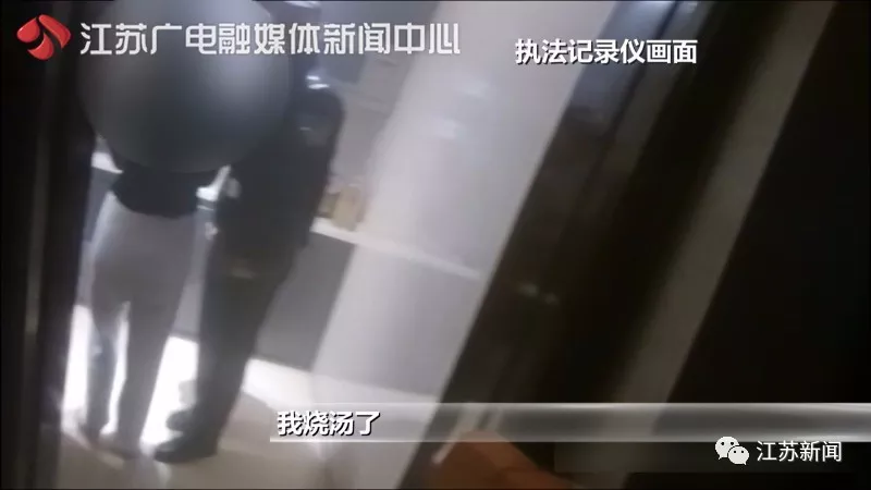 醉酒女子獨(dú)自在家干這事 醒來看見滿屋陌生人 醉酒女子獨(dú)自在家干這事 醒來看見滿屋陌生人