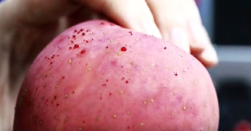 嚇懵！女子用熱水泡蘋(píng)果結(jié)果冒出血珠 咋回事？