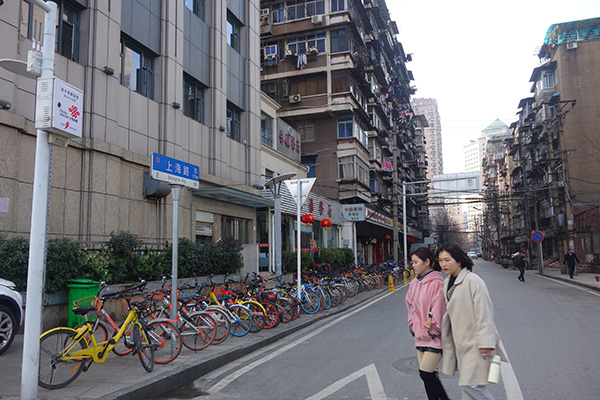 上海路的兩邊，大多是一些老房子。
