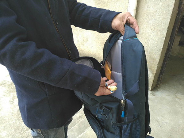 羅正宇的藍色背包，只剩下一塊錢和一顆大白兔奶糖。