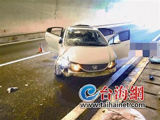 小車在龍巖高速隧道內(nèi)翻車，擋風玻璃脫落。 臺海網(wǎng) 圖