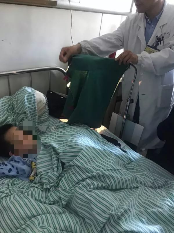 嚇哭！6歲男孩被夾斷手指 罪魁禍首竟是校服