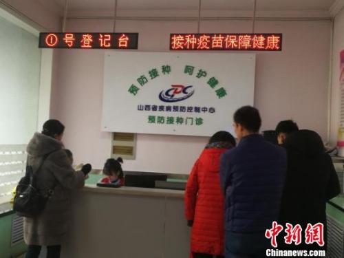 當(dāng)日，山西省疾病預(yù)防控制中心門診部擠滿了前來接種和咨詢四價(jià)宮頸癌疫苗的女性。 范麗芳 攝