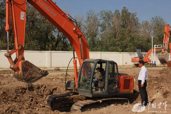 空軍找上藍翔技校聯(lián)合培訓：為的就是挖掘機