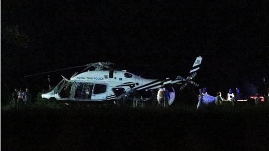 直升機護送被救少年。（圖：路透社）