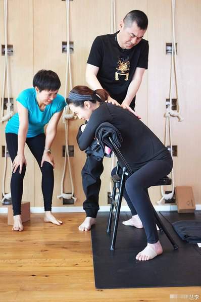 蔣勤勤與陳建斌一起做瑜伽。