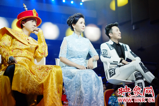 當(dāng)晚產(chǎn)生的冠亞軍，陳琨（中）、劉雯（右）、郭嘉寧