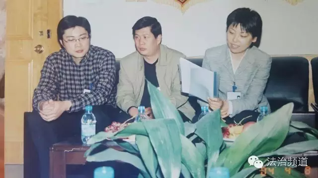 右一為時(shí)任團(tuán)支部書(shū)記李玉潔和主持人張世彬等討論研究案情