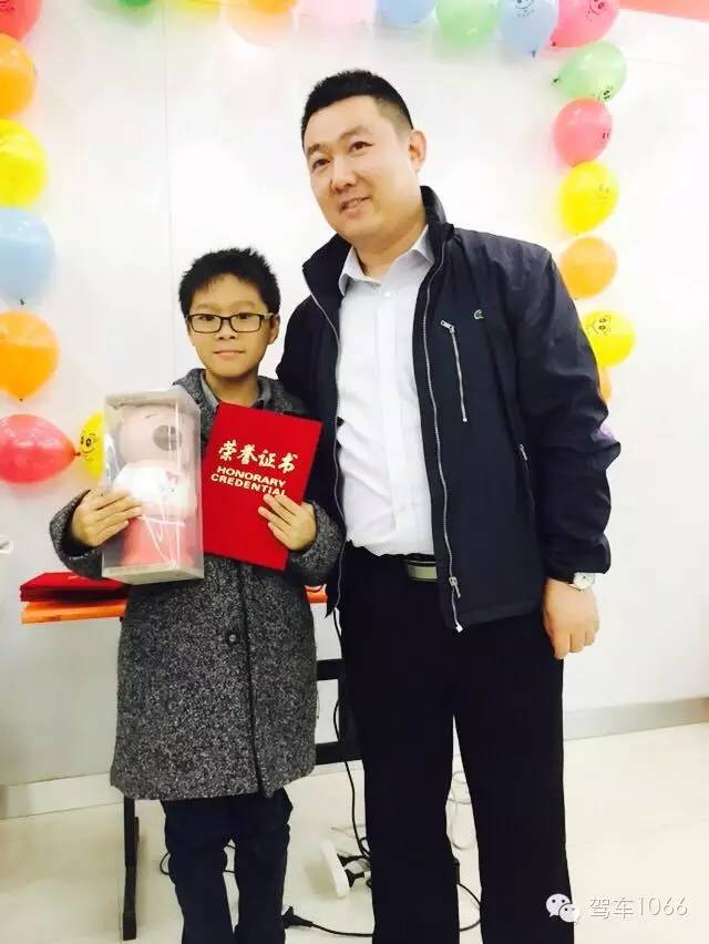 我是小小銀行家，來跟行長合個影哦